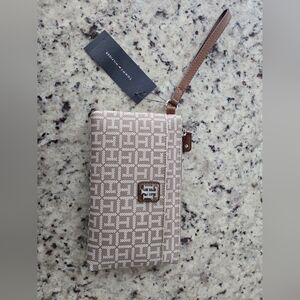 TOMMY HILFIGER Women's White & Beige Logo Zipper Wristlet Wallet Vegan Leather